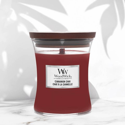 Ароматична свічка з ароматом ванілі та кориці Woodwick Medium Cinnamon Chai 275 г