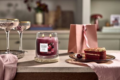 Ароматична свічка Black Cherry Medium Yankee Candle