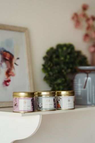 Ароматическая travel свеча с ароматом мускуса, листьев инжира и дубового мха Kew aromatics Wild Fig 160 г