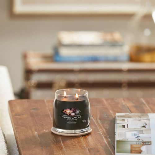 Ароматическая свеча Black Coconut Medium Yankee Candle