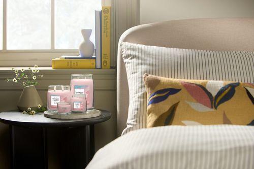 Ароматична свічка Pink Sands Medium Yankee Candle