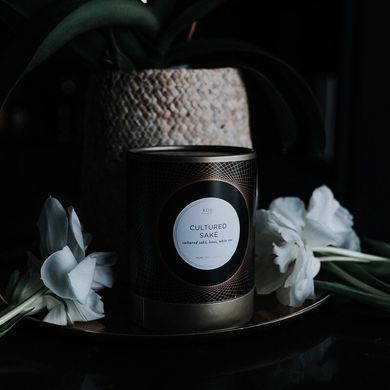 Ароматическая свеча с ароматом лотоса и белого чая Kobo Cultured Saké 312 г