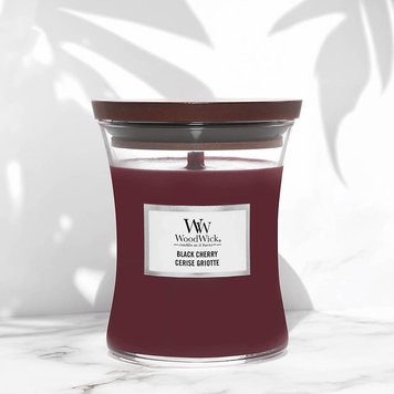 Ароматическая свеча с ароматом сочной черешни Woodwick Medium Black Cherry 275 г