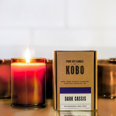 Ароматическая свеча с ароматом черной смородины Kobo Dark Cassis 425 г