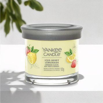 Ароматическая свеча Iced Berry Lemonade Small Yankee Candle