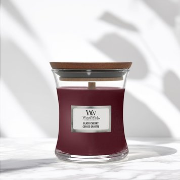 Ароматическая свеча с ароматом сочной черешни Woodwick Mini Black Cherry 85 г