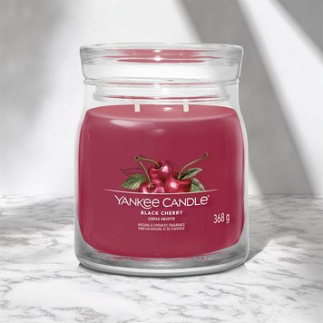 Ароматична свічка Black Cherry Medium Yankee Candle