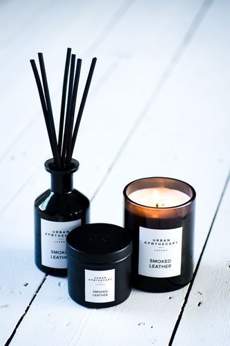 Ароматична свічка з ароматом шкіри і дров'яного диму Urban apothecary Smoked leather 300 г