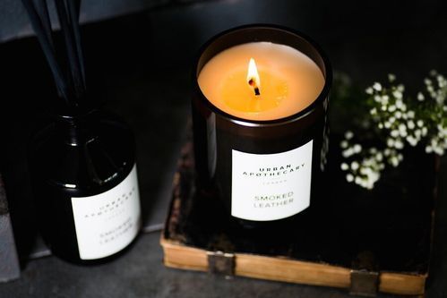Ароматична свічка з ароматом шкіри і дров'яного диму Urban apothecary Smoked leather 300 г