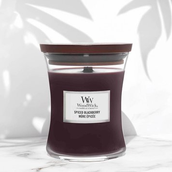 Ароматическая свеча с ароматом ежевики с корицей Woodwick Medium Spiced Blackberry 275 г