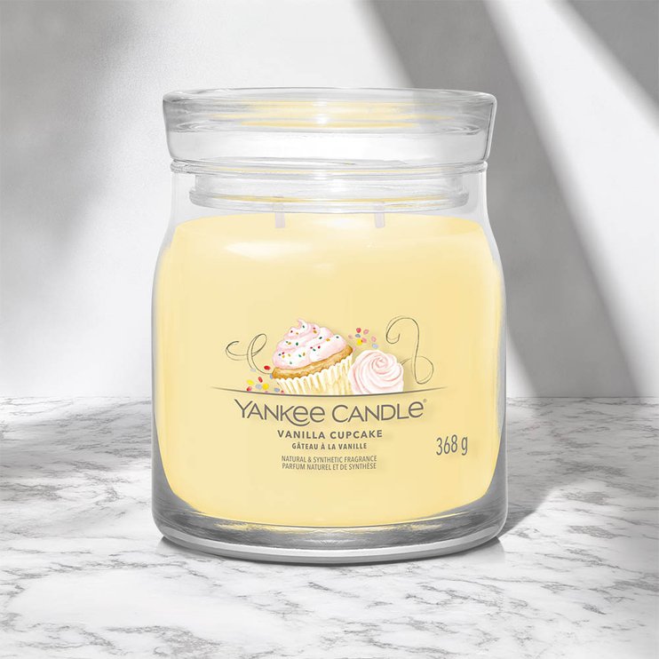 Ароматична свічка Vanilla Cupcake Medium Yankee Candle