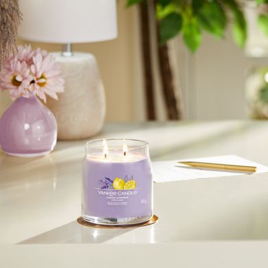 Ароматична свічка Lemon Lavender Medium Yankee Candle